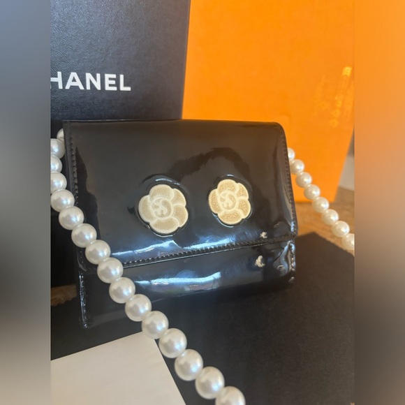 CHANEL FULL INCLUSION Camellia Patent Leather Bifold Pearl Crossbody Wallet - Picture 9 of 17